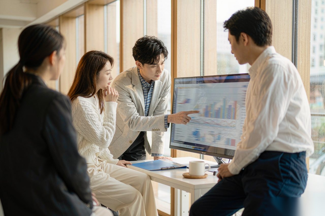 团队在现代办公环境中协同查看 ERP 经营数据看板